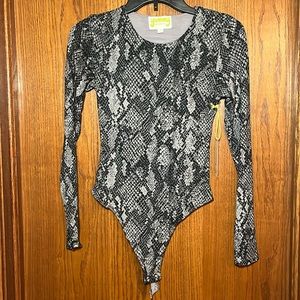 NWT gray/black snakeskin print bodysuit by Yummy, size Small 🐍